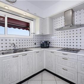 4 bedroom villa with pool close to beach on Akrotiri peninsula, sleeps 8